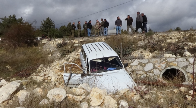 Mersin'de yoldan çıkan otomobildeki 2 kişi yaralandı