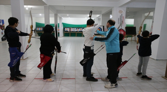 Mobilya ustası hobi olarak başladığı okçulukta yeni sporcular yetiştiriyor