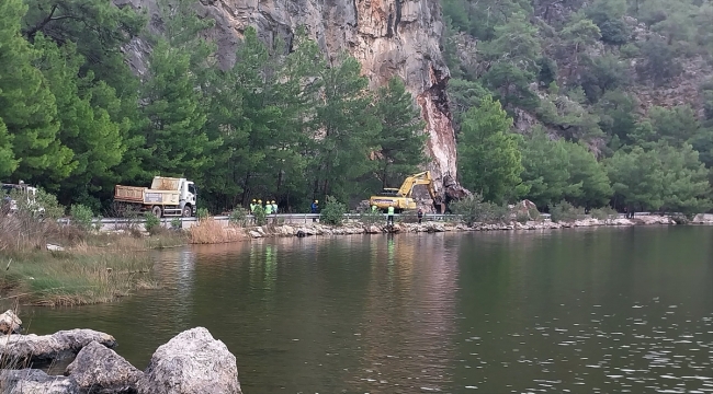 Muğla'da heyelan nedeniyle kapanan Dalyan-İztuzu kara yolu ulaşıma kontrollü açıldı