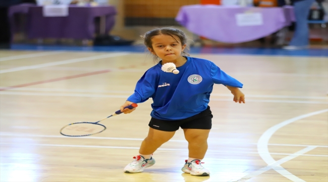 Para badmintoncu sporcular raketlerini milli forma için sallıyor