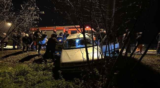 Sakarya'da direğe çarpan otomobildeki 4 kişi yaralandı