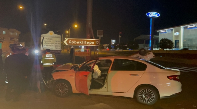 Şanlıurfa'da otomobillerin çarpıştığı trafik kazasında 2 kişi yaralandı