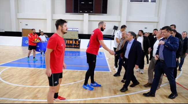 Şırnak Valisi Atay, Cizre Belediyespor Erkek Voleybol Takımı'nı antrenmanda ziyaret etti