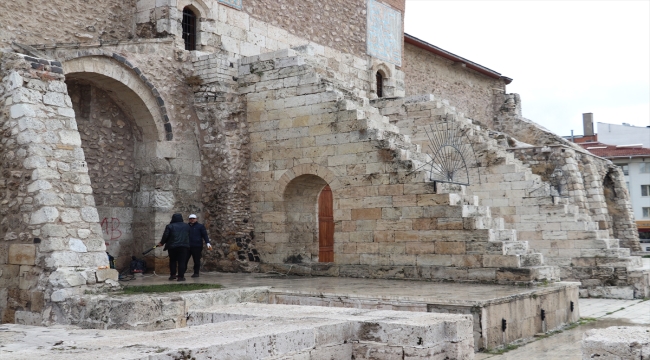 Sivas'ta Çifte Minareli Medrese'nin duvarlarına yazılan yazılar silindi