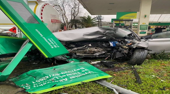 Yalova'da akaryakıt istasyonunun tabelasına çarpan otomobilin sürücüsü öldü