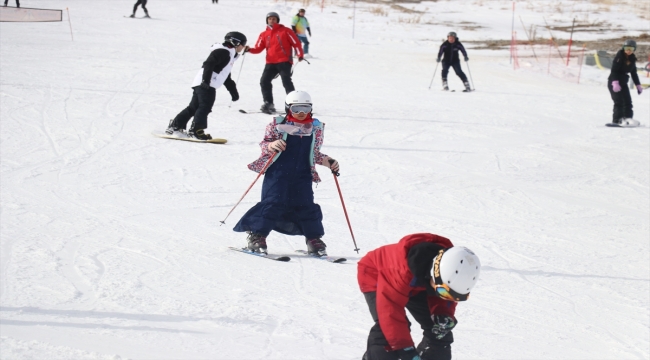 Yeni yıla Erciyes'te girmek isteyen kayakseverler pistleri doldurdu