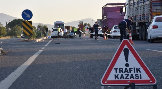 Mahkumları taşıyan servis aracı kaza yaptı