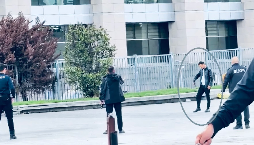 Çağlayan Adliyesi Önünde Silahlı Dehşet! Polis Ekipleri İntihar Girişiminde Bulunan Kişiyi Kurtardı