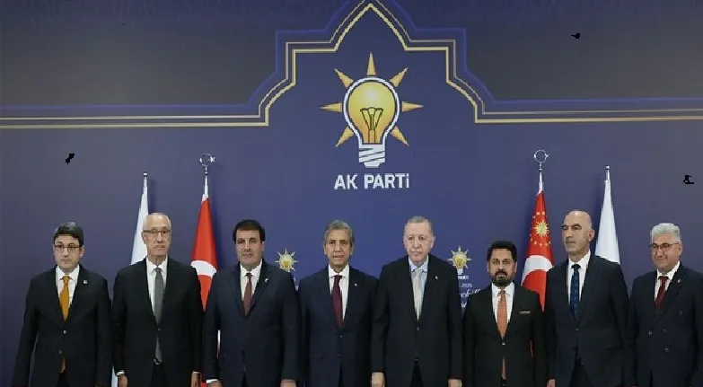 İstifa Eden 7 Belediye Başkanı AK Parti’ye Katıldı: Erdoğan Rozetleri Taktı