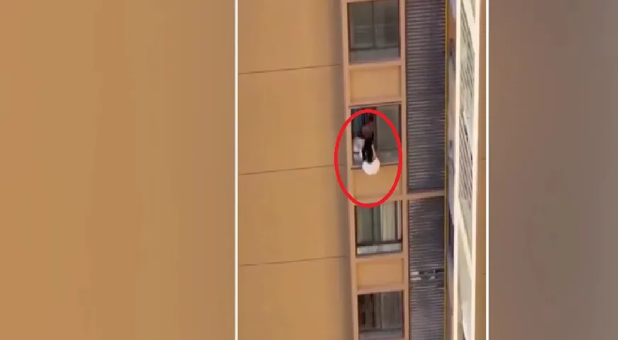 Evli adamla birlikteyken yakalandı: Binanın camından sarkarak kaçmaya çalıştı