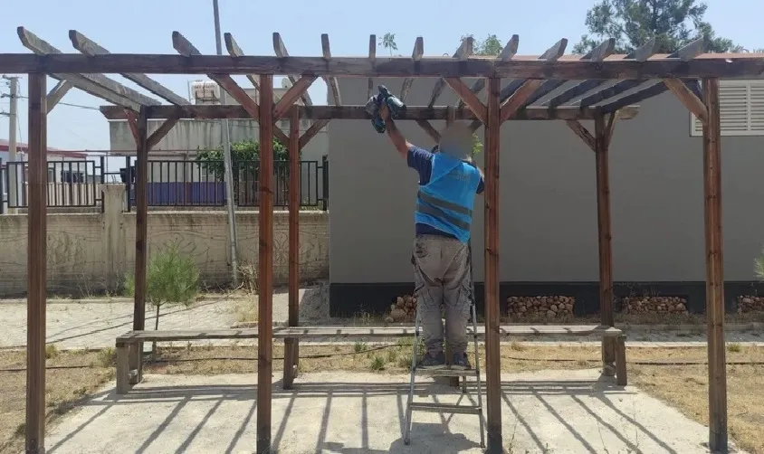 Mahkumlar devlet okullarının bakımını yapıyor