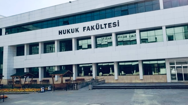 Hukuk Fakültelerine Girişte Başarı Sıralaması Barajı 125 Bine Yükseltildi