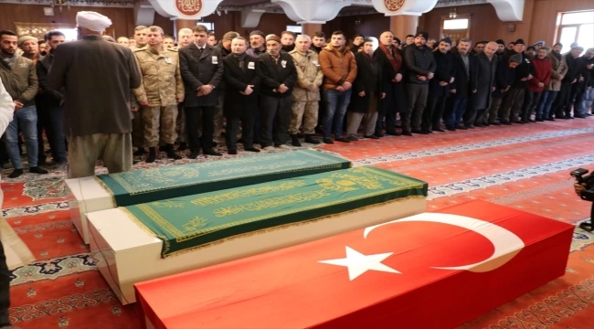 Depremde yaşamını yitiren uzman çavuş ve ailesinin cenazesi Van